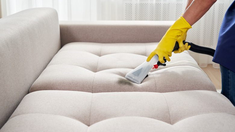 4 روش برای تمیز کردن اثاثه یا لوازم کتانی مانند یک حرفه ای 4 روش برای تمیز کردن اثاثه یا لوازم کتانی مانند یک حرفه ای