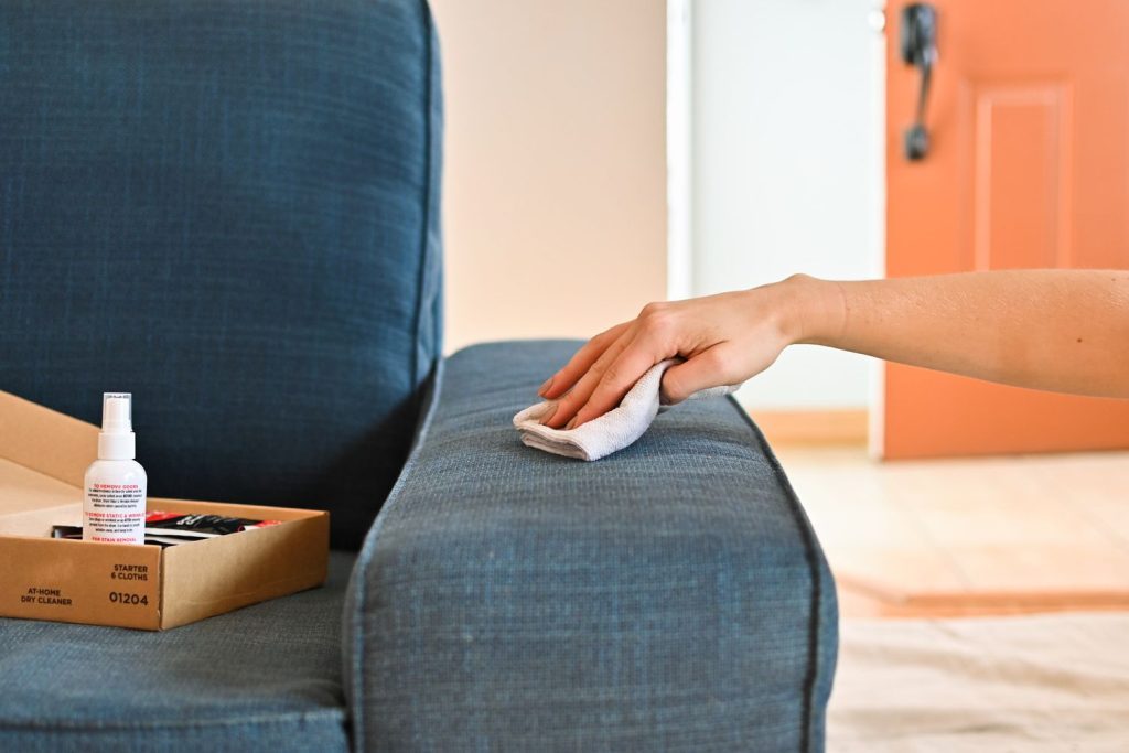 چگونه یک مبل پارچه ایی را به طور طبیعی تمیز کنیم چگونه یک مبل پارچه ایی را به طور طبیعی تمیز کنیم