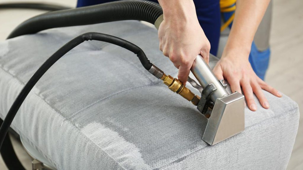 شستشوی حرفه ای مبل در مقابل شستشوی خانگی: مقایسه 2 روش شستشوی حرفه ای مبل در مقابل شستشوی خانگی: مقایسه 2 روش