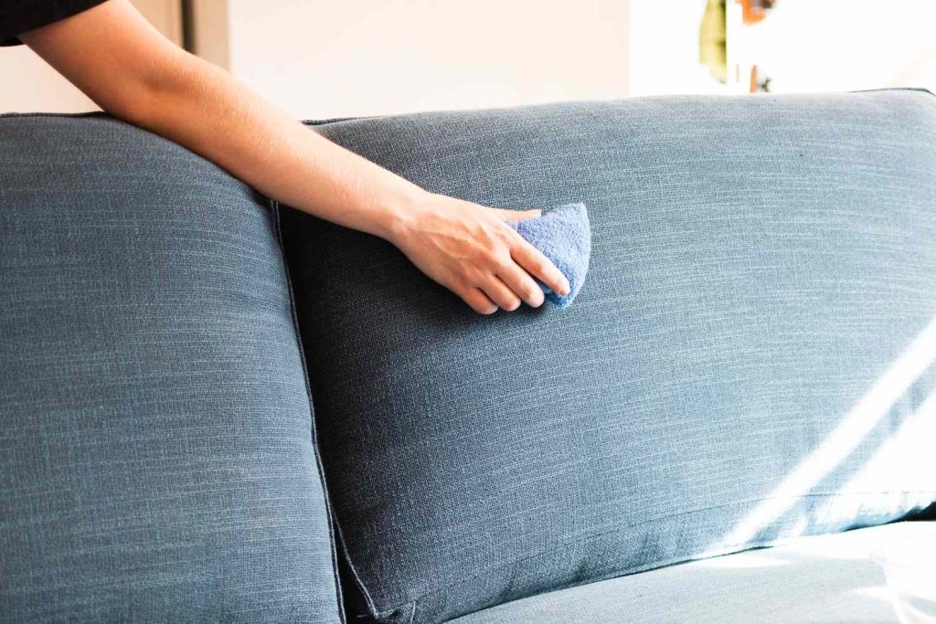 نحوه شستشوی کوسن مبل بدون آسیب رساندن به پارچه نحوه شستشوی کوسن مبل بدون آسیب رساندن به پارچه