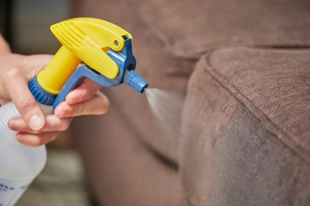 پاک کردن لکه روغنی از روی مبل: راهکارهایی که واقعا جواب می دهد پاک کردن لکه روغنی از روی مبل: راهکارهایی که واقعا جواب می دهد