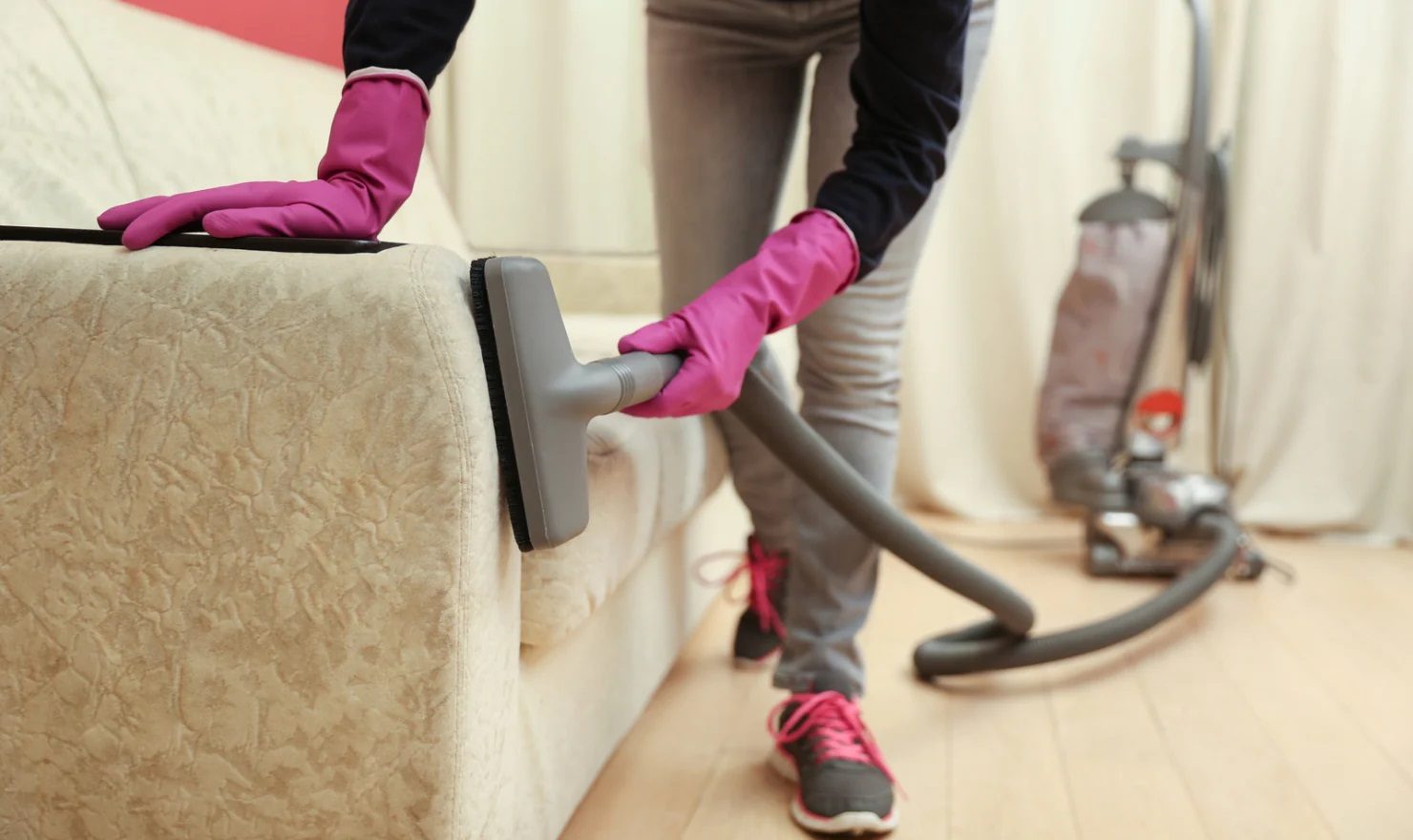 تمیز کردن مبل بدون آسیب زدن به پارچه