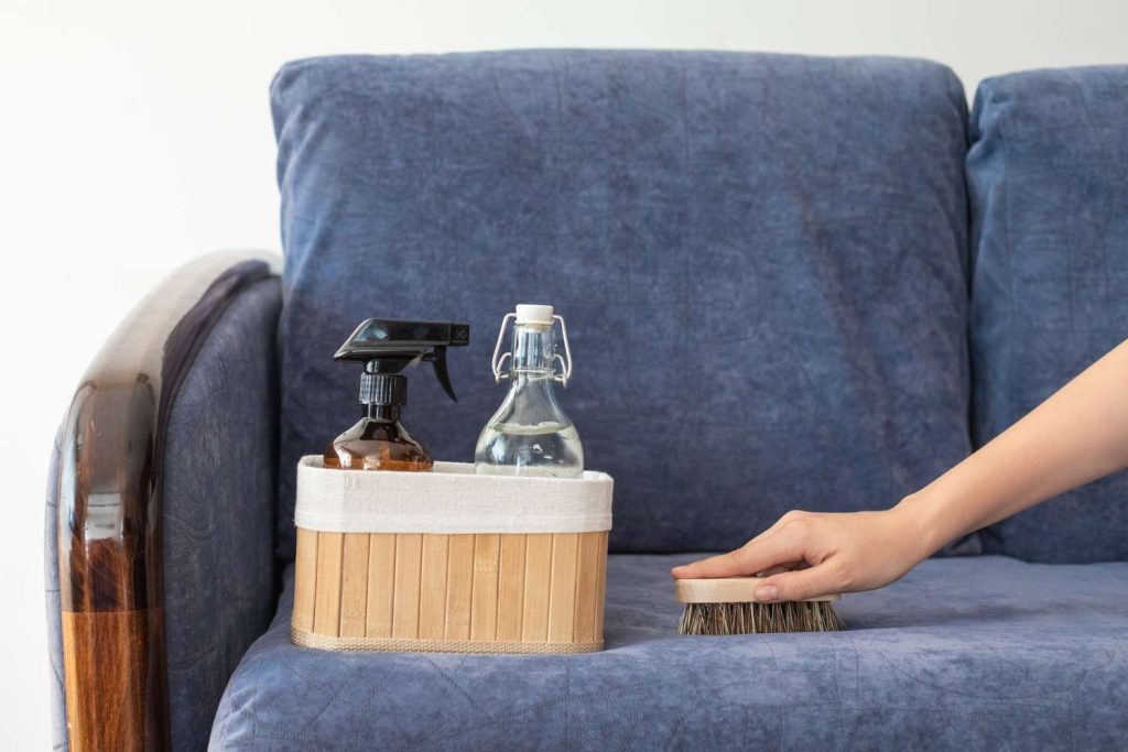 چگونه با الکل مبل را ضدعفونی کنیم؟ چگونه با الکل مبل را ضدعفونی کنیم؟