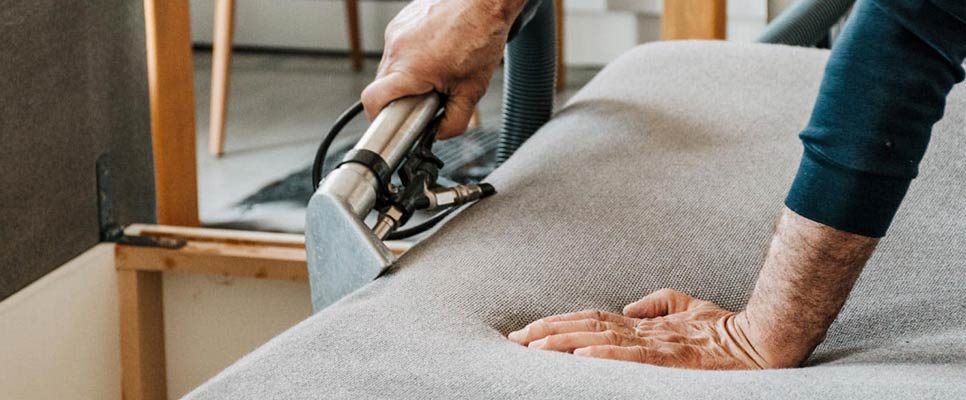 10 ترفند طلایی برای تمیز کردن سریع مبل 10 ترفند طلایی برای تمیز کردن سریع مبل