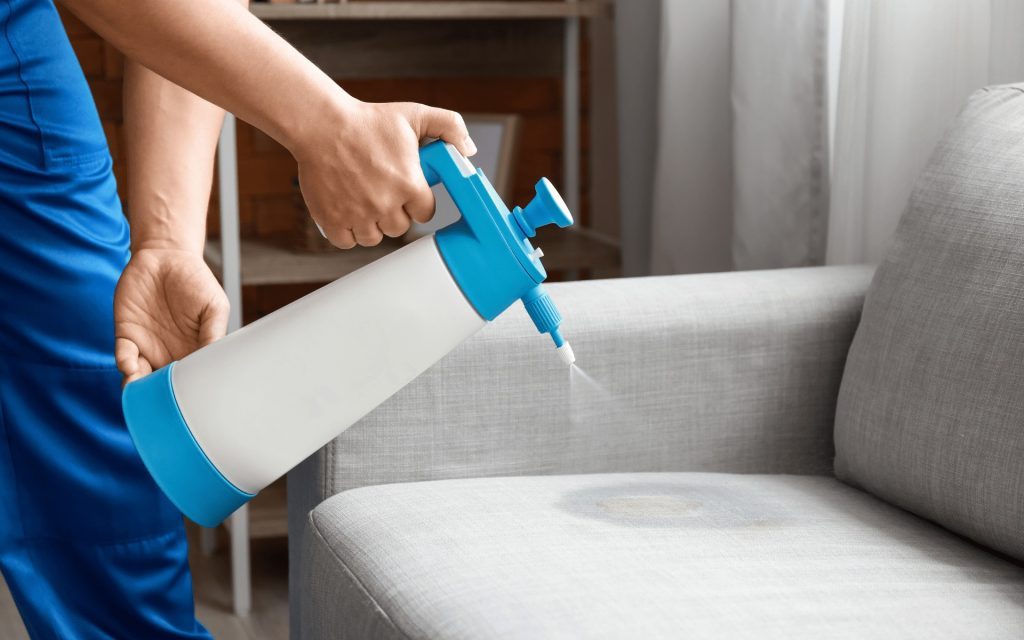 تمیز کردن لکه از روی مبل