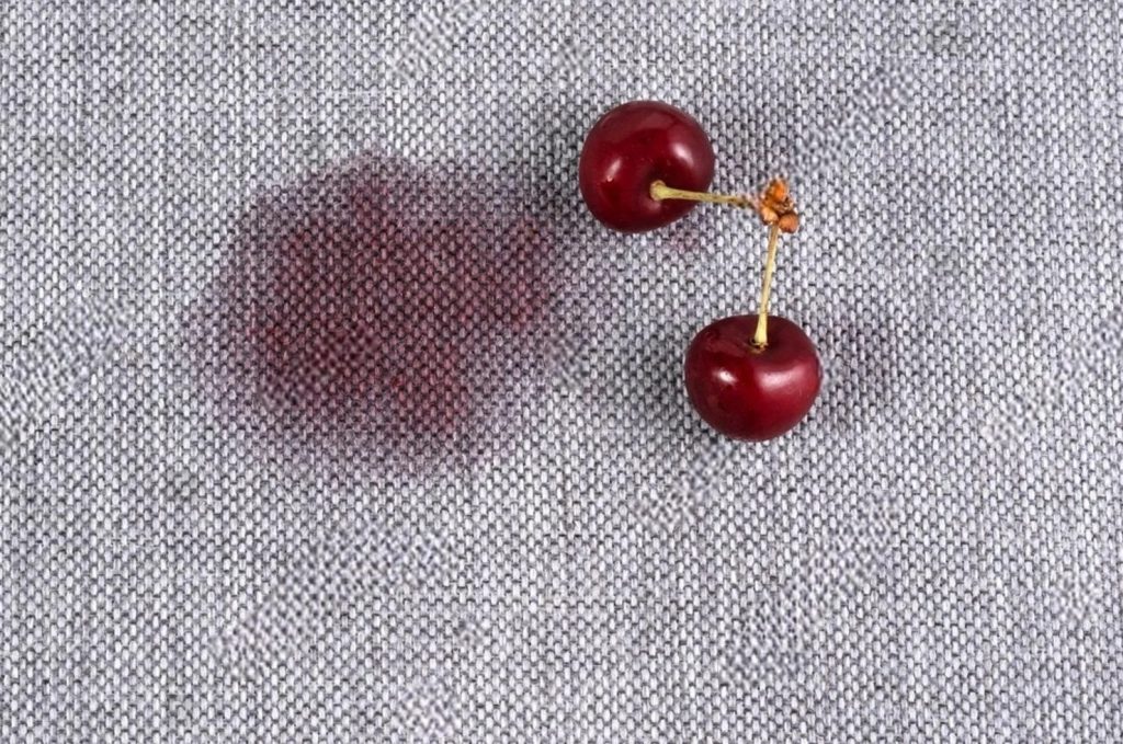 پاک کردن لکه آب میوه از روی مبل