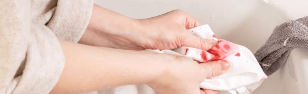 نکاتی برای پاک کردن لکههای خون از روی تشک